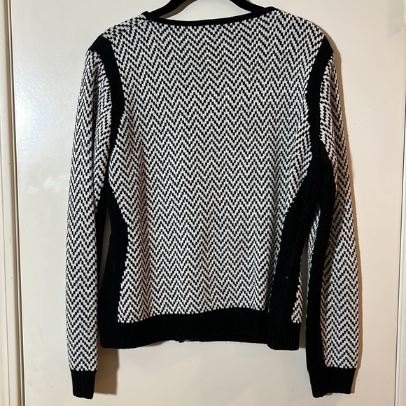 Sioni Women’s Sweater Silver Zipper Black And White Chevron Pattern - Picture 8 of 8